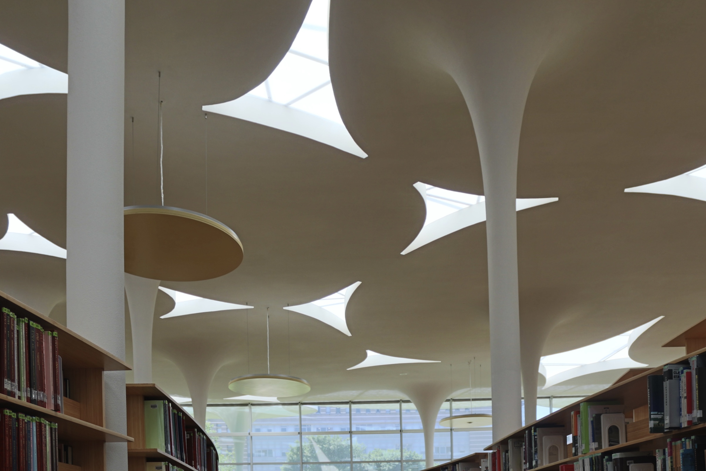まるで森にいるような図書館 「台湾大学社会科学部棟」をご紹介します！！伊東豊雄建築設計事務所 台北市(台湾)