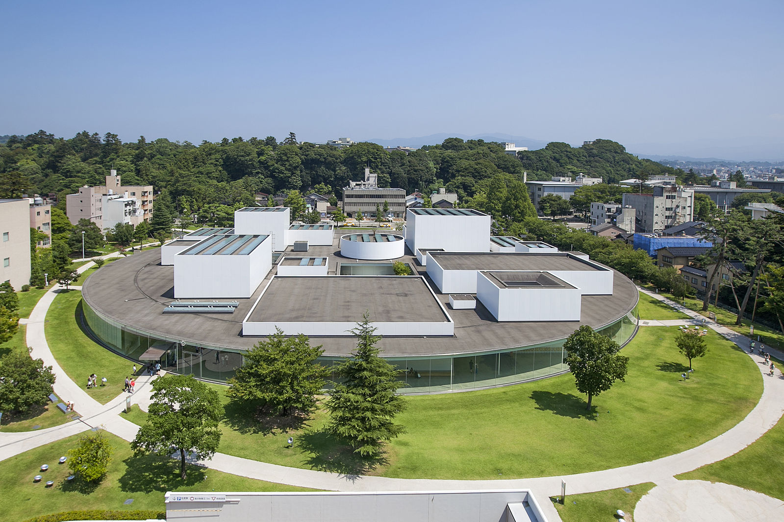 まるで公園のような新しい美術館！SANAA設計【金沢２１世紀美術館】をご紹介します！！石川県金沢市