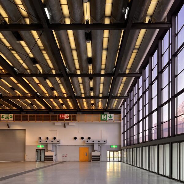 世界初！車が自走可能な屋内展示場「西日本総合展示場」をご紹介します。磯崎新アトリエ設計